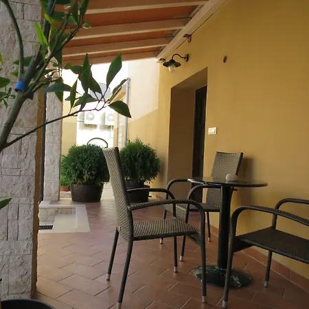 Mimoza B&B Old Town Apartments * بولا