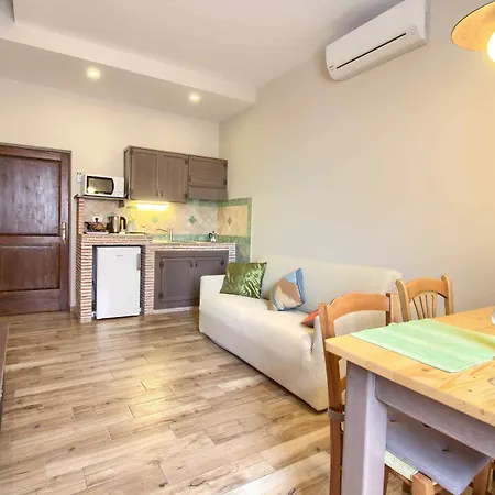 Mimoza B&B Old Town Apartments بولا
